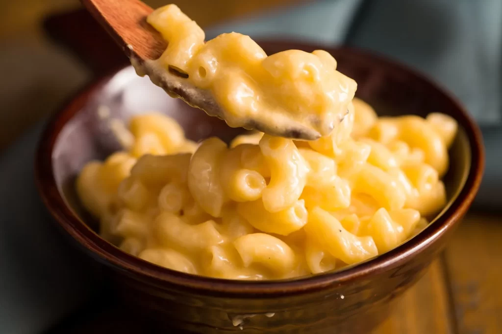 A delicious serving of creamy mac and cheese in a white plate